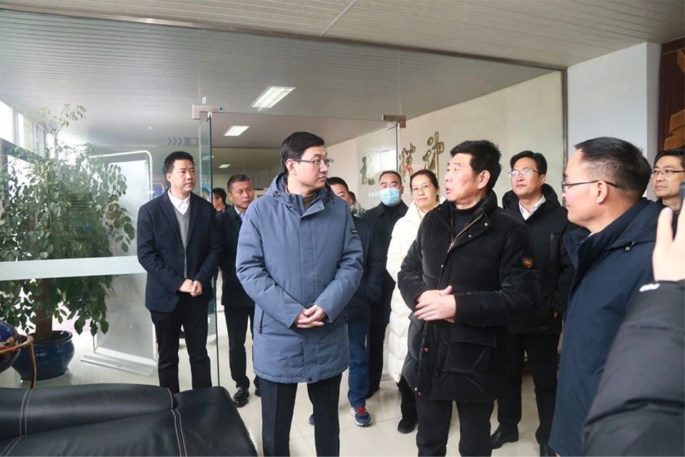 Yang Zewei, Timbalan Setiausaha Jawatankuasa Daerah Lin'an dan Datuk Bandar Daerah, melawat Meige Machinery untuk menyiasat dan menyambung semula kerja dan pengeluaran